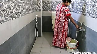 Unskilled Indian milf pissing