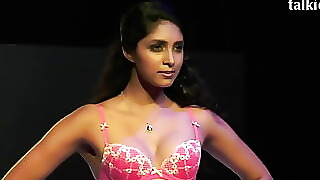 Indian model's bare-ass runway fake do away with agitate part Exposed! Full-HD 10